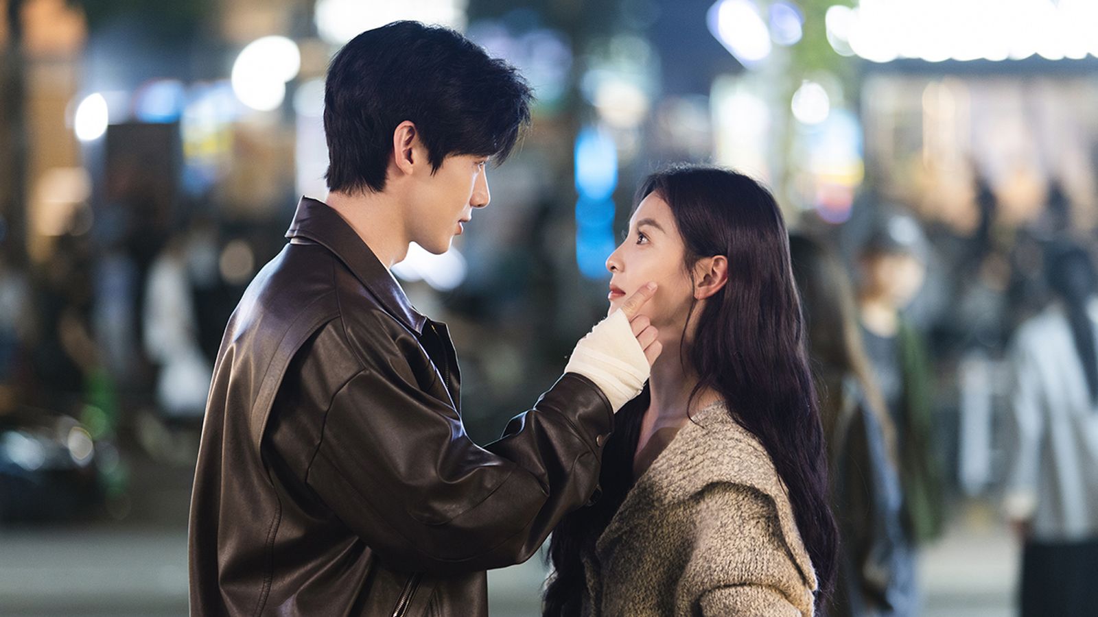 白敬亭(左)與章若楠共同主演《難哄》。中天娛樂台提供