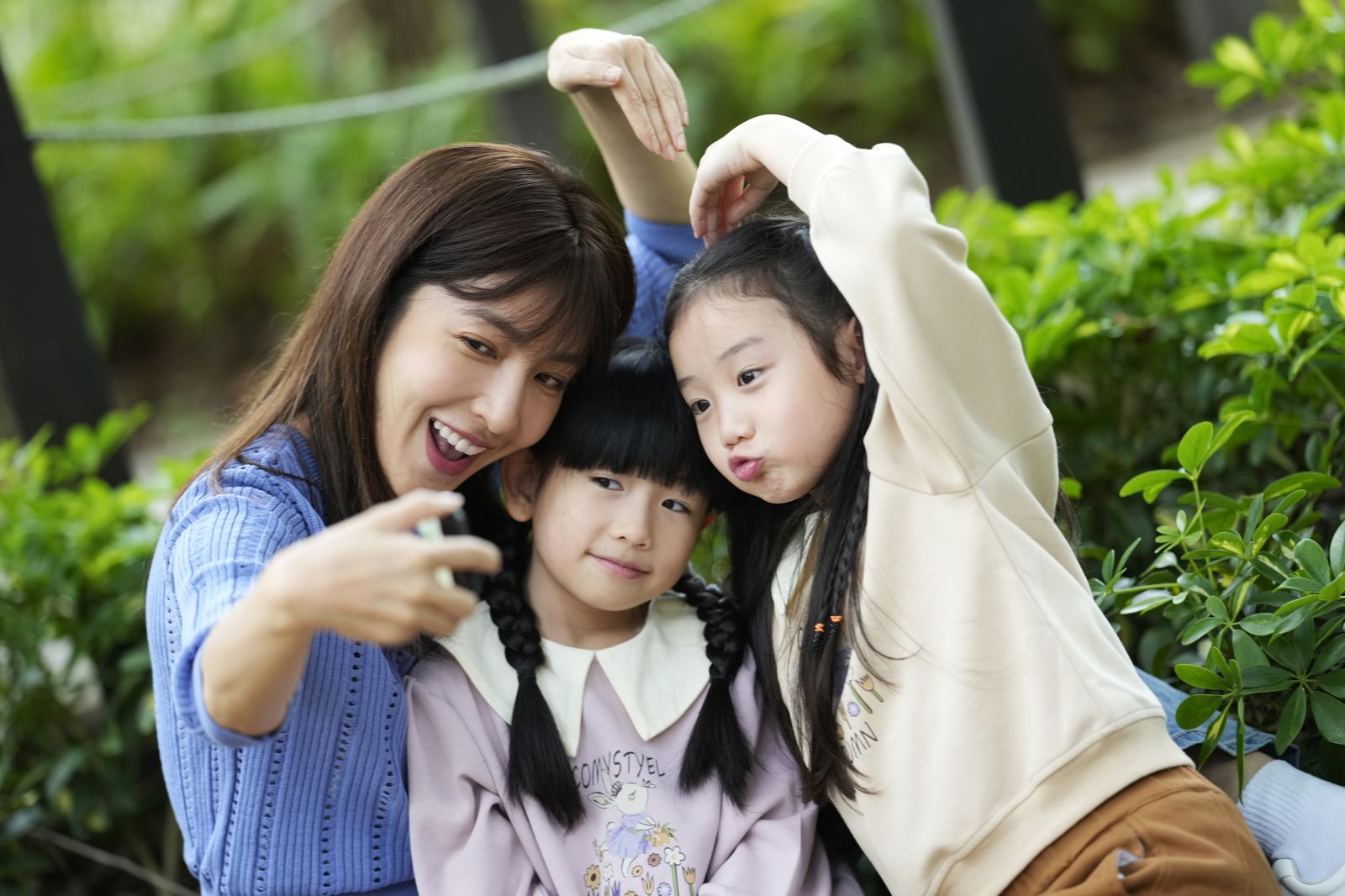 楊謹華(左)在劇中擁有一對可愛的雙胞胎女兒。Hami Video提供