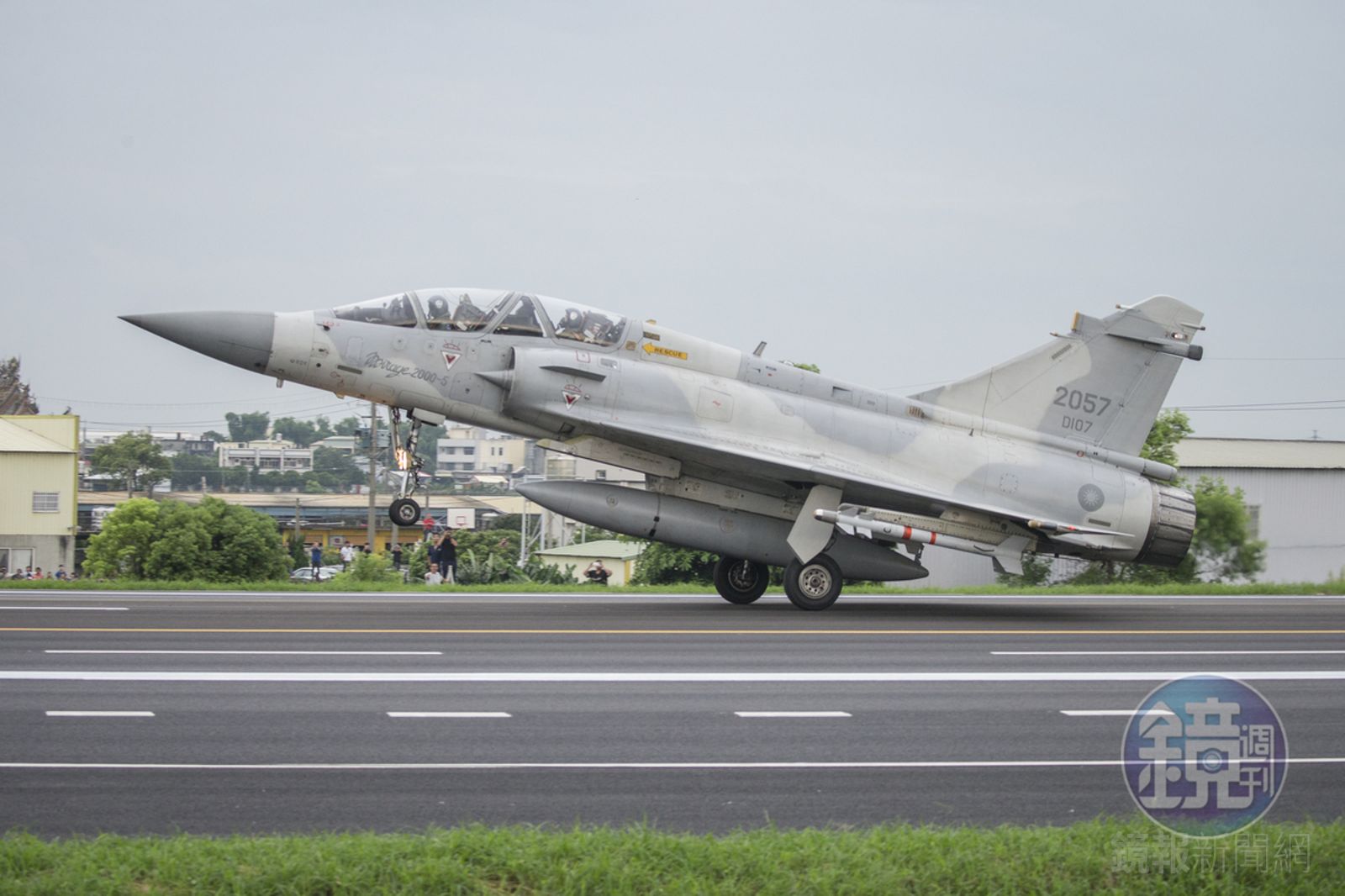 如果飆風戰機都不一定能在視距外空戰中取得優勢，空軍必須思考再升級幻象2000是否有足夠的效益。圖片摘自總統府網站