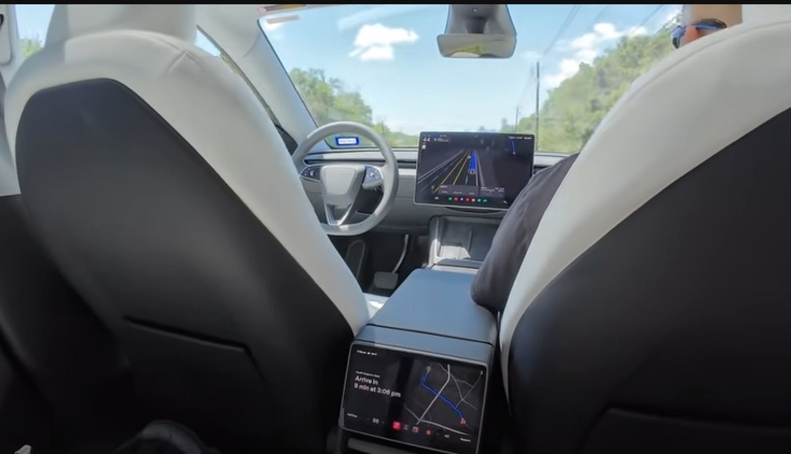 Robotaxi營運時間為每天早上6點至午夜12點。每趟收費4.2美元(新台幣約 126元)。(翻攝自X)