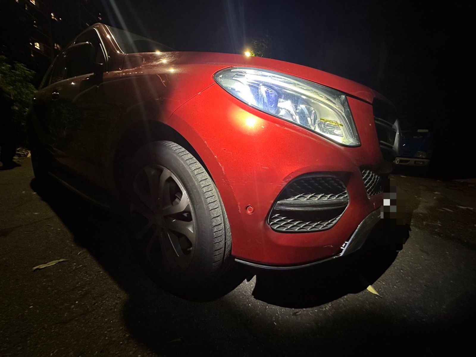 畫面會說話!黃子佼紅賓士逼車撞倒機車 女騎士連人帶車倒在右前方 黃竟辯「沒感覺擦撞」