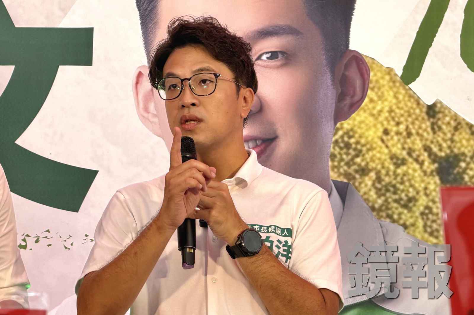 民進黨台北市長參選人沈伯洋自嘲昨晚自己比4,蔣萬安狂比1,好像在討論愚人節。攝影袁維駿