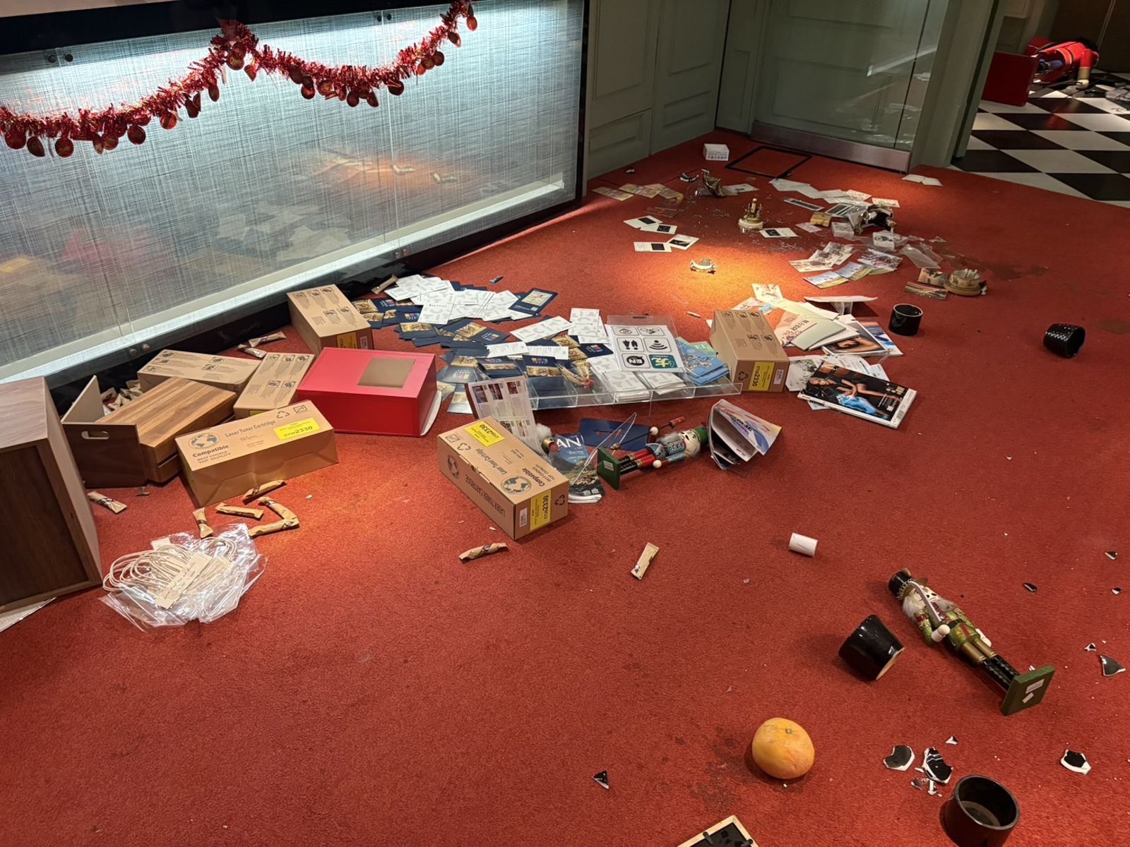 房東兒酒後失控怒砸旅店！疑百萬租金糾紛　嗆「10分鐘不拿錢讓你做不下去」