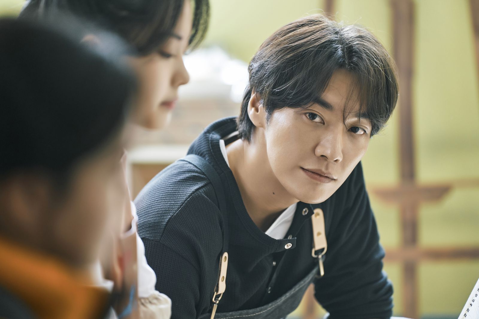 金英光飾演「雙面教師」，白天是老師，夜晚成為毒販。Hami Video提供