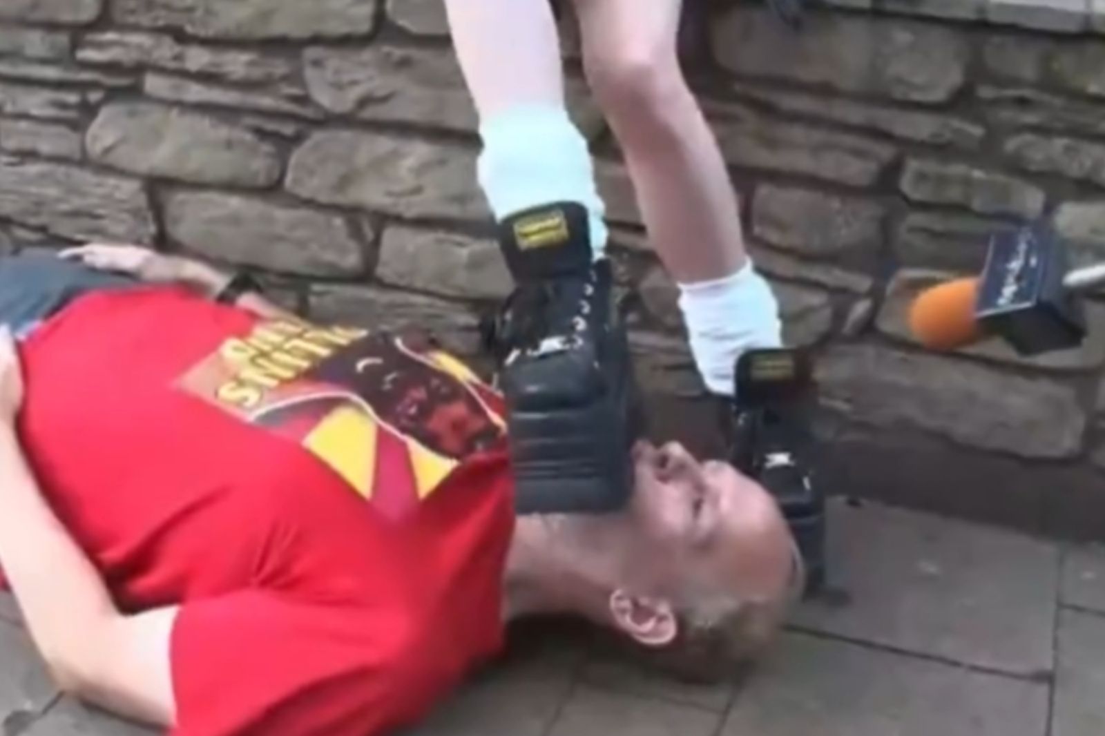 興趣是「被日本妹子踩」！外國大叔喘氣喊幸福　全場傻眼：太M了