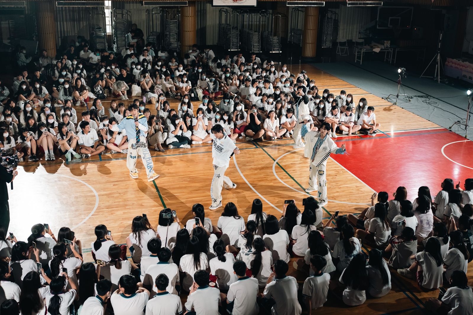 AcQUA源少年回母校表演，引起600名師生沸騰，氣氛超熱烈。北流提供