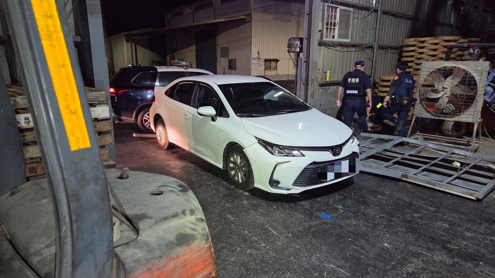 嘉義毒男嗨過頭!街頭「狂飆衝撞」直插廠房連毀2工廠 法官怒了:反覆犯罪之虞裁定羈押