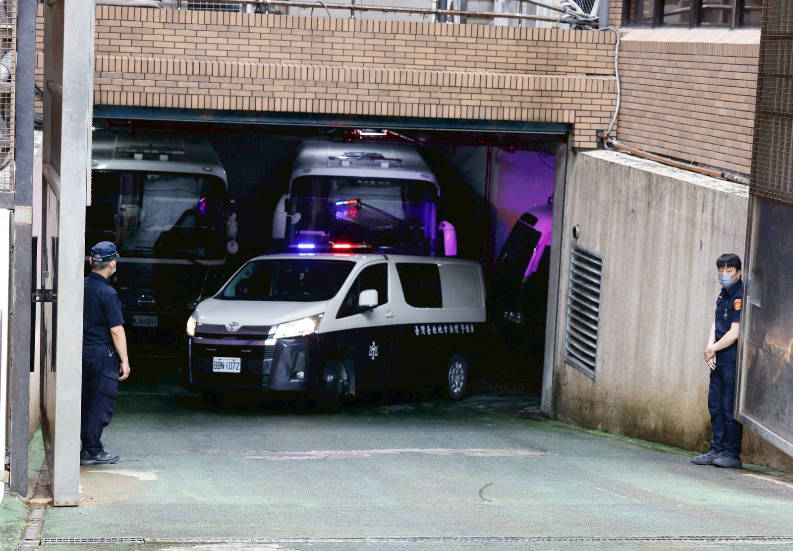 沈慶京開庭後身體不適，北院緊急將他送回北所戒護就醫。鏡週刊