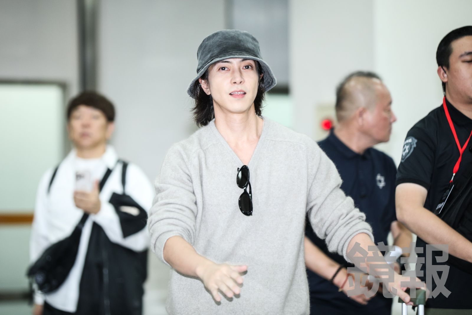 山下智久親自推著行李箱出關。鄒保祥攝