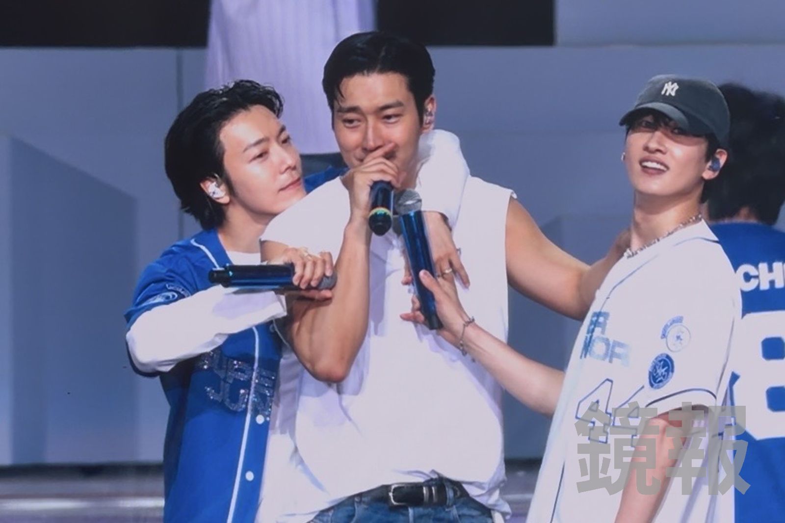 東海(左)抱著始源(中)。讀者提供