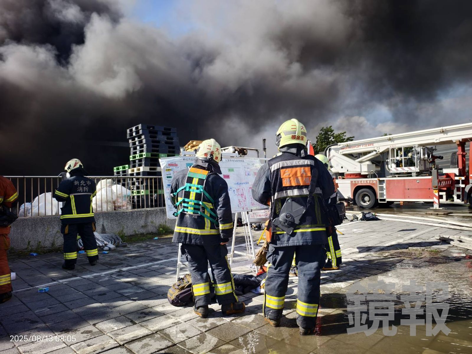 影/八里千坪食品倉庫起火 黑煙籠罩如烏雲