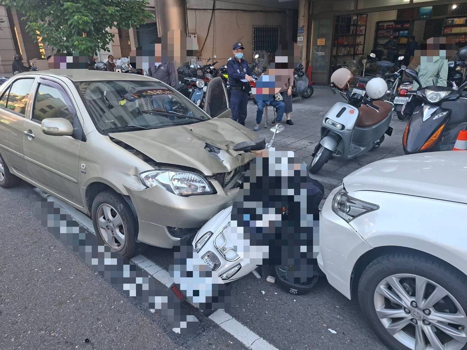 高雄補教師遭逆向車夾殺慘死　77歲婦辯「第一次」誤踩油門...10萬交保