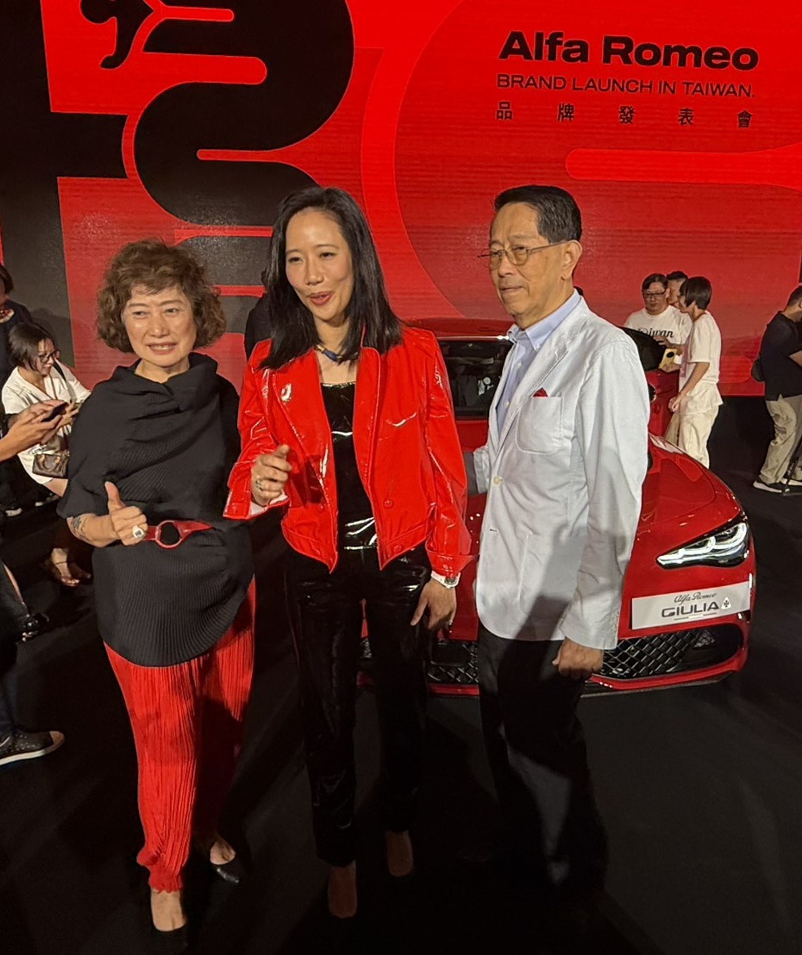 義美公主高易誼(中)為尚騰汽車董事長,此番再取得Alfa Romeo品牌代理,其父義美董事長高志尚(右)、母親歐瑞雲(左)一同出席品牌活動。圖/陳宏銘攝