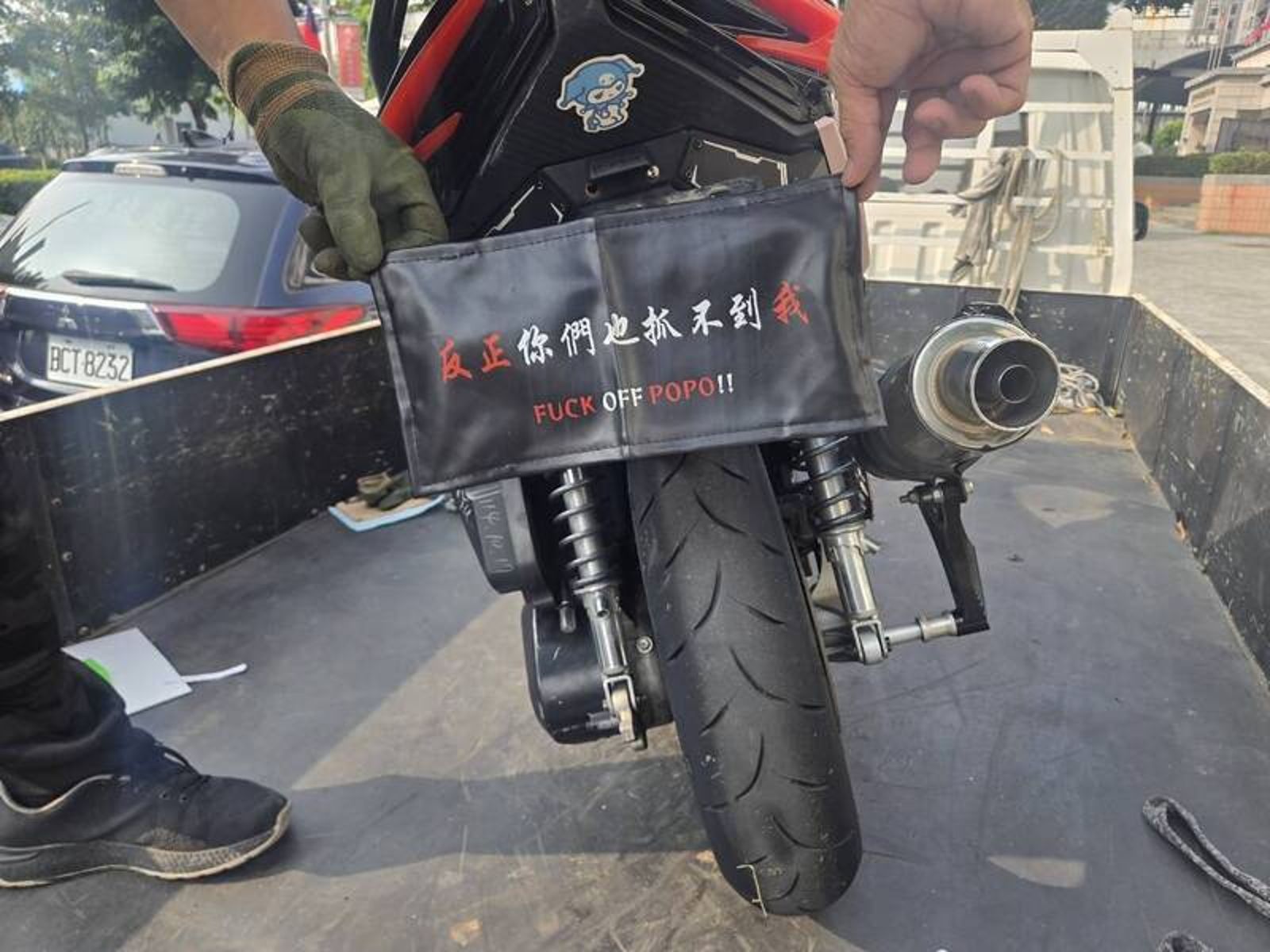 置物箱貼字嗆警：「反正你們也抓不到我」　台中20歲女飆仔下場GG！