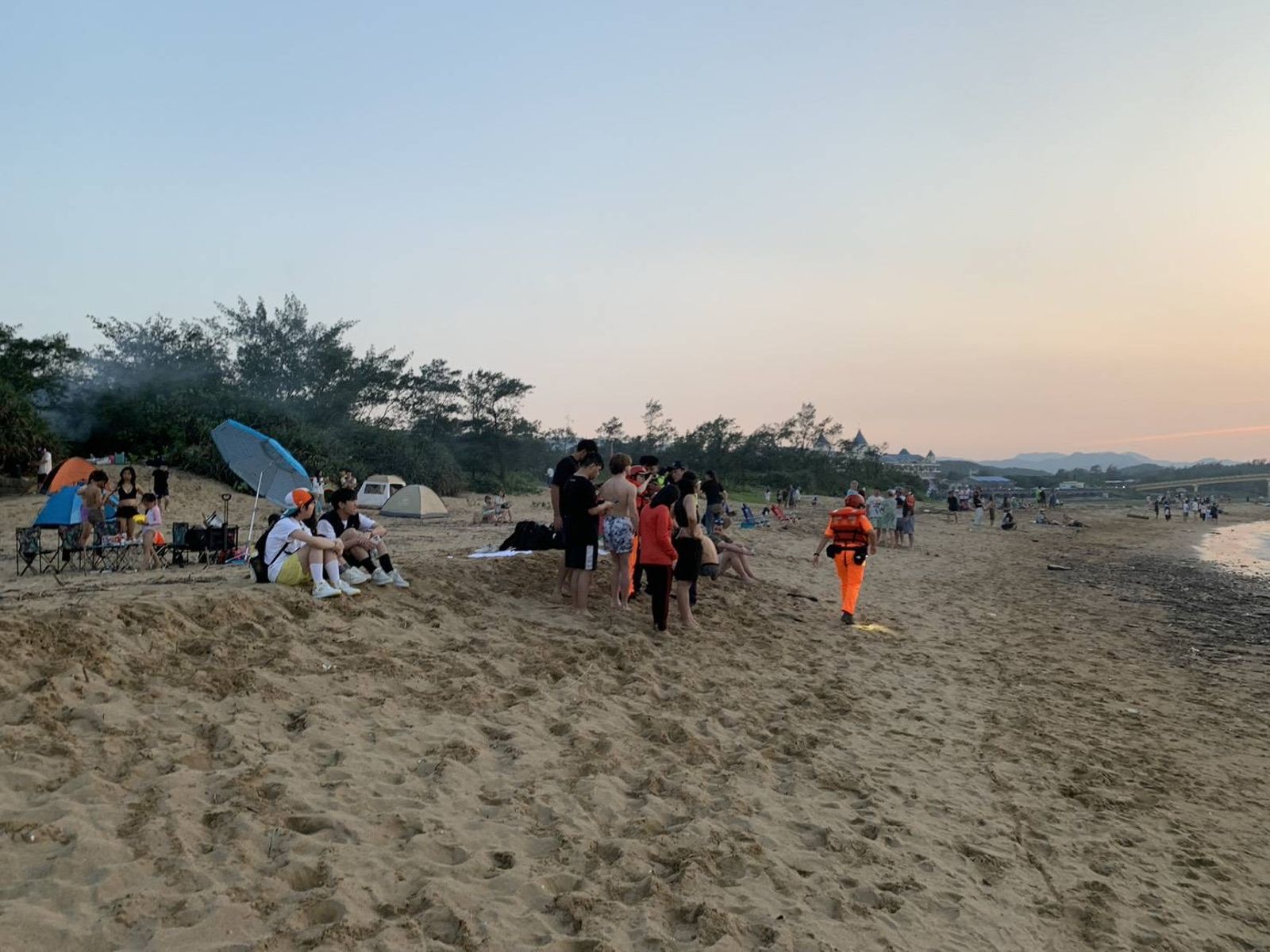 端午連假首日意外！貢寮海灘3外籍遊客消波塊遭浪捲走  1人失蹤