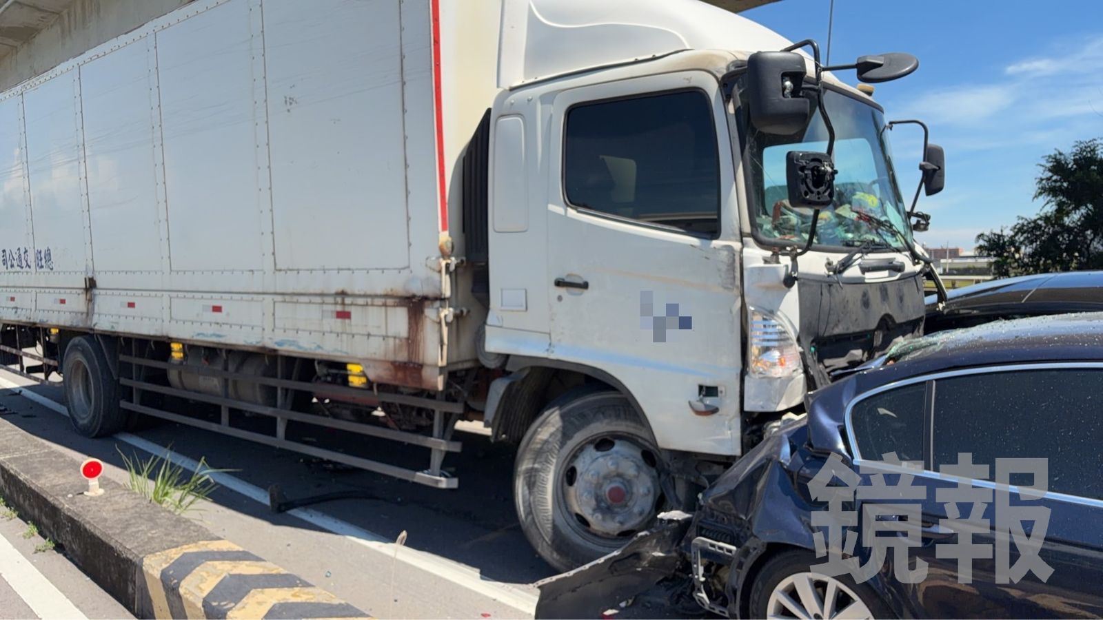 向上路8段下匝道路段發生5車連環車禍，造成6人輕傷送醫，事故原因待查。民眾提供