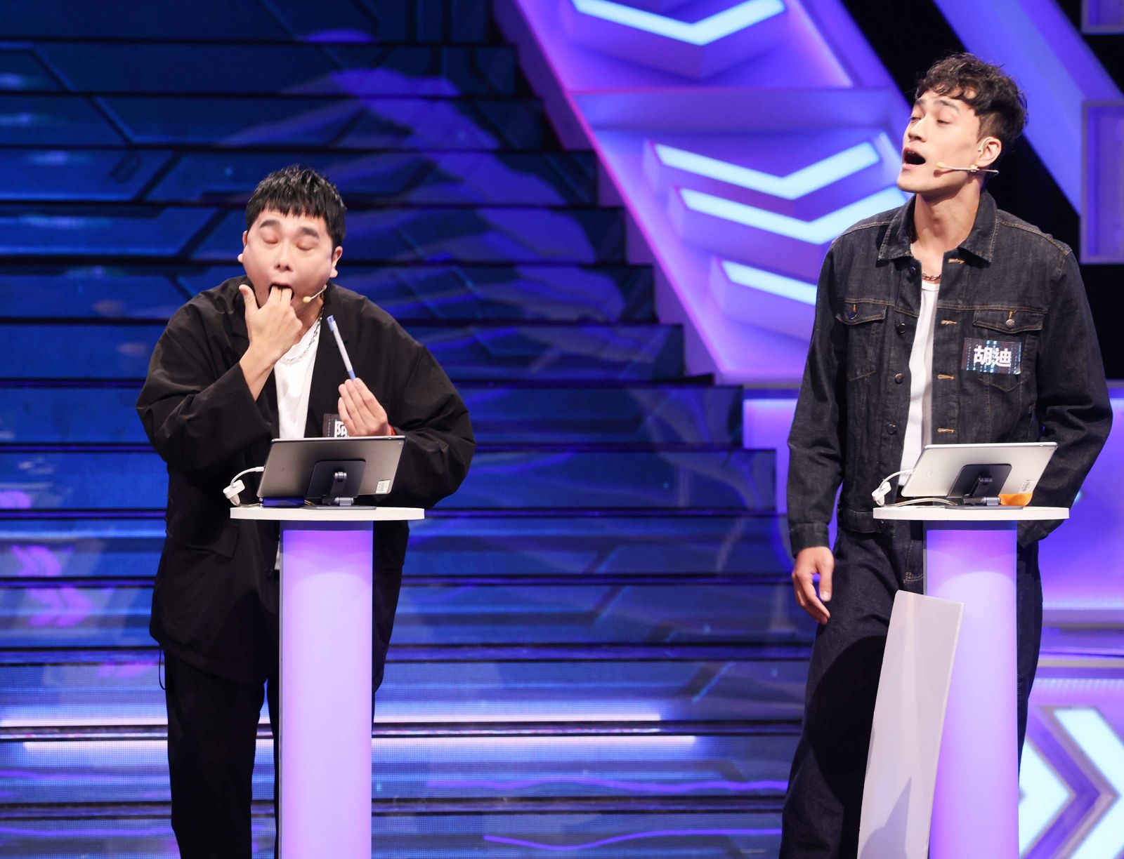 阿緯(左)分享演員訓練發音被哈林笑是在催吐。右為胡迪。