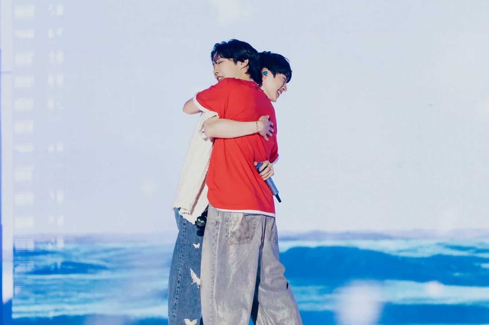  j-hope擁抱成員展團魂。翻攝IG@uarmyhope