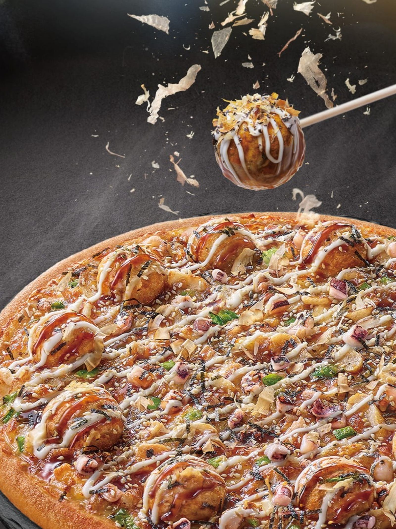 「丸勝日式章魚燒比薩」吃得到整顆酥軟的章魚燒，甜甜鹹鹹很涮嘴。（420元／單點，必勝客供圖）