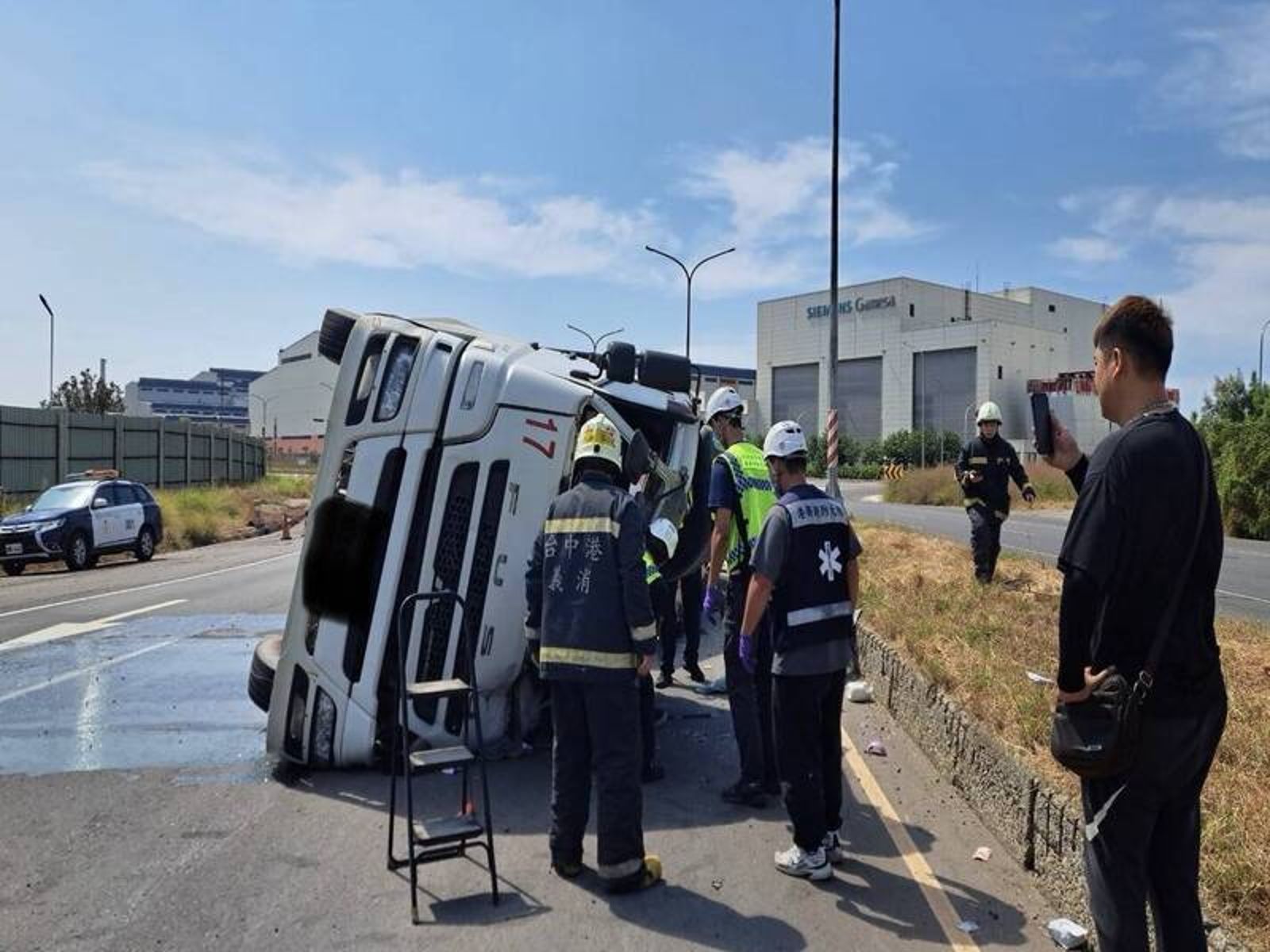 台中港預拌車自撞分隔島翻覆。讀者提供