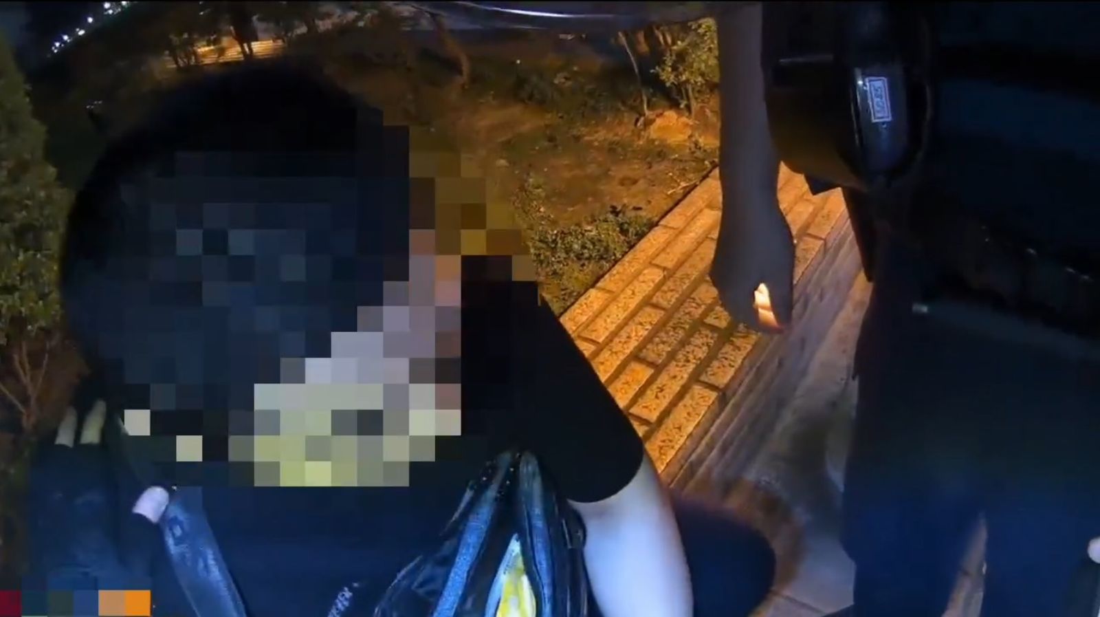 警方發現李男包包內有大量現金。翻攝畫面