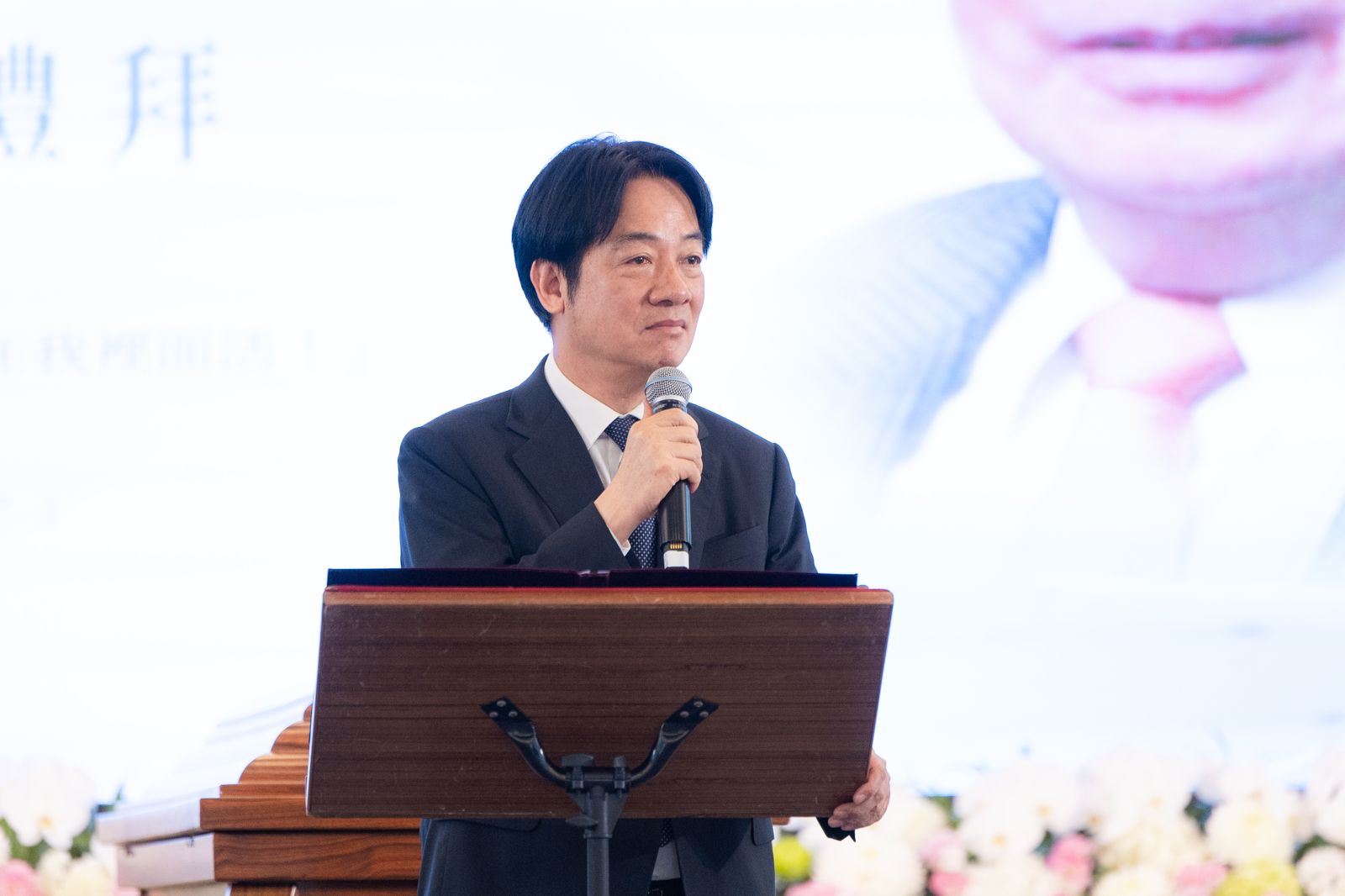 總統賴清德親臨追思會現場頒發總統府褒揚令，並在致詞時表彰張俊雄對國家、對社會、對人民的貢獻。（圖／總統府提供）