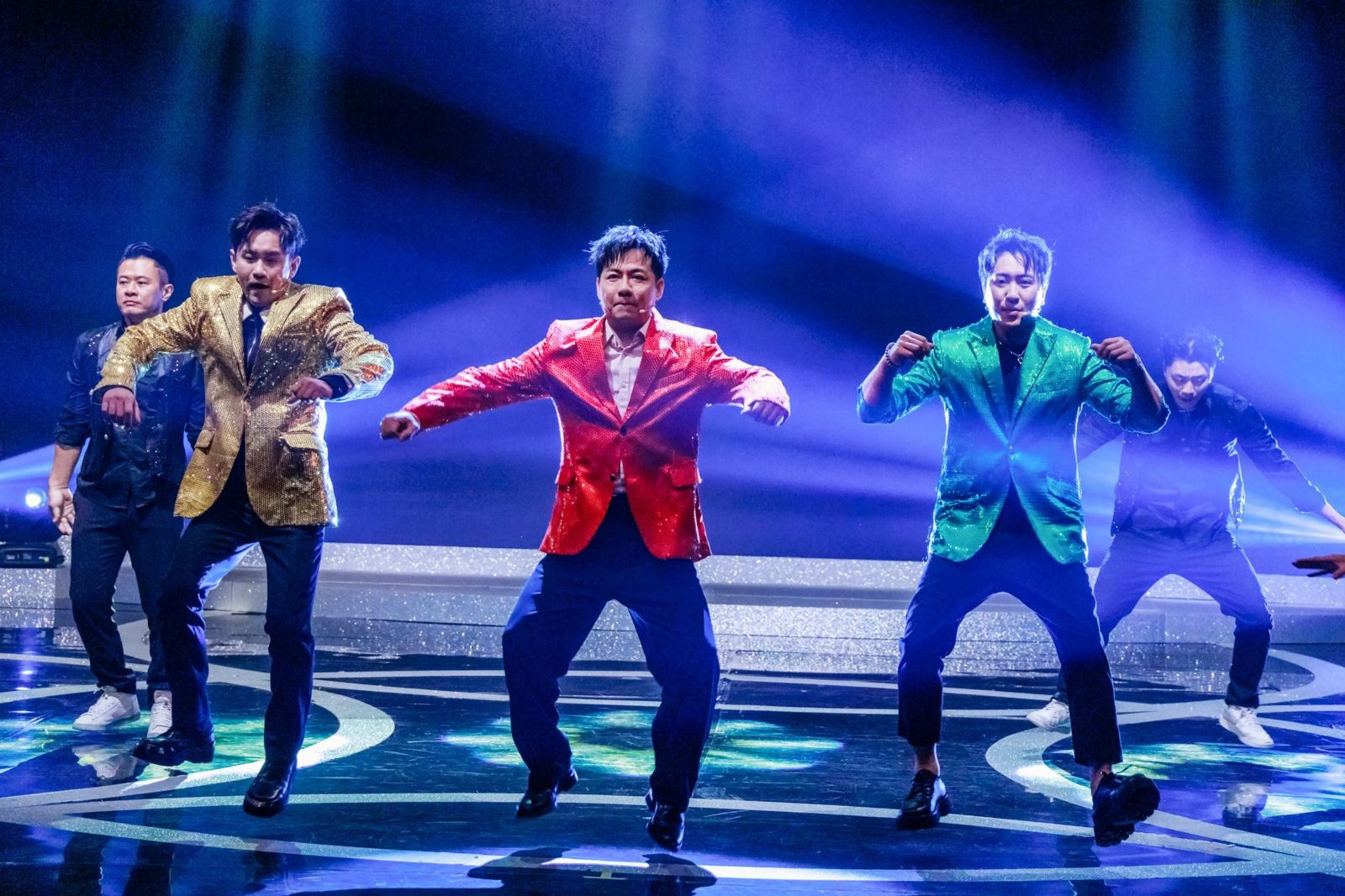 吳俊宏（左起）、陳隨意、沈建豪挑選草蜢舞曲〈忘情森巴舞〉。中視提供