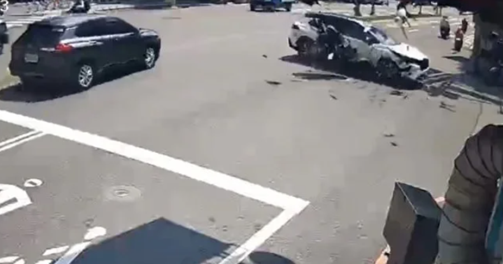 男大生騎乘機車撞擊白色營業用小客車，撞擊力道將他拋過車輛。讀者提供