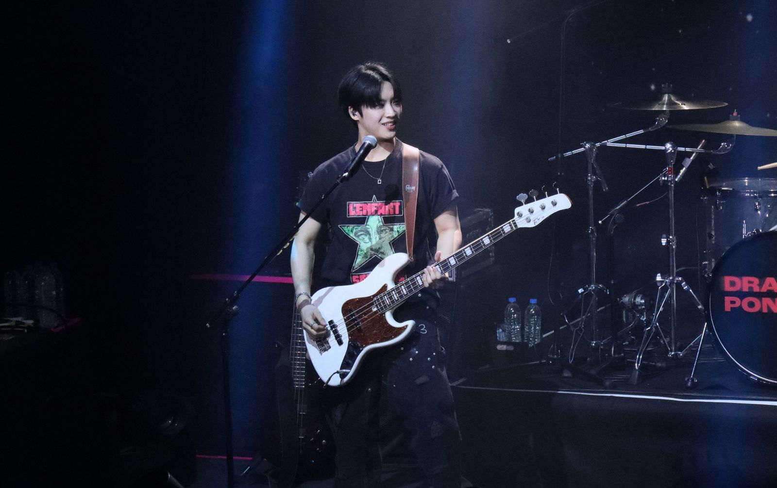 貝斯手SungHyun長相帥氣、身材高挑，受到很多粉絲喜愛。讀者提供