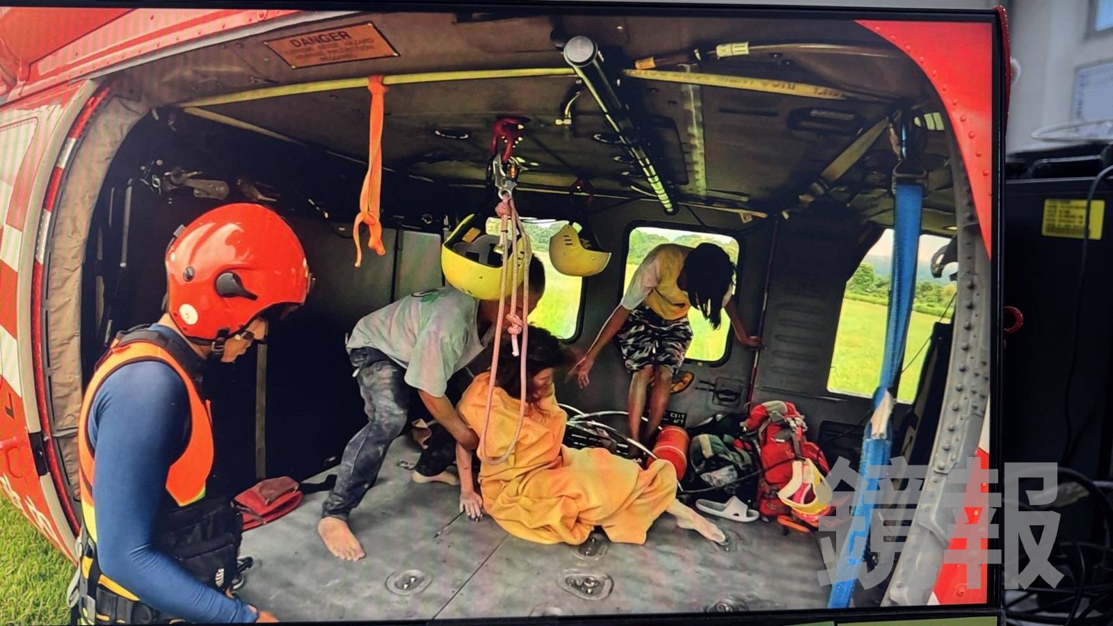 直升機吊掛獲救女子身體虛弱，已無法自行下機。民眾提供