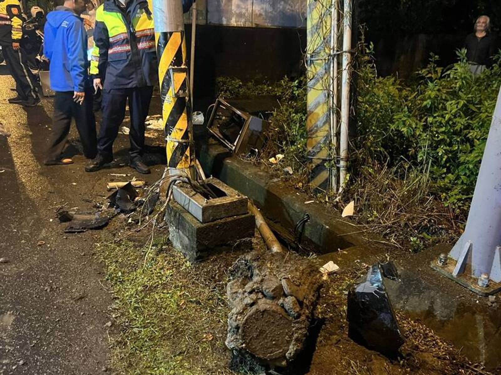 目擊者指出，林員遭撞後整個人掉進水溝。圖／翻攝畫面
