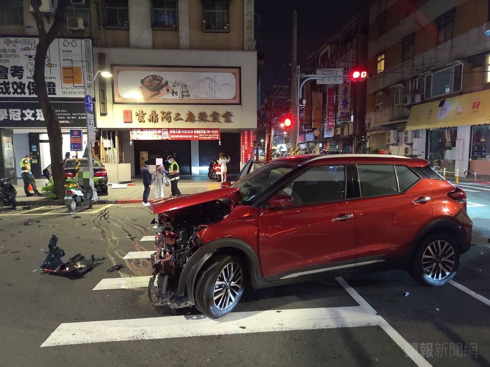 新北板橋深夜2車對撞　轎車半個車頭不見