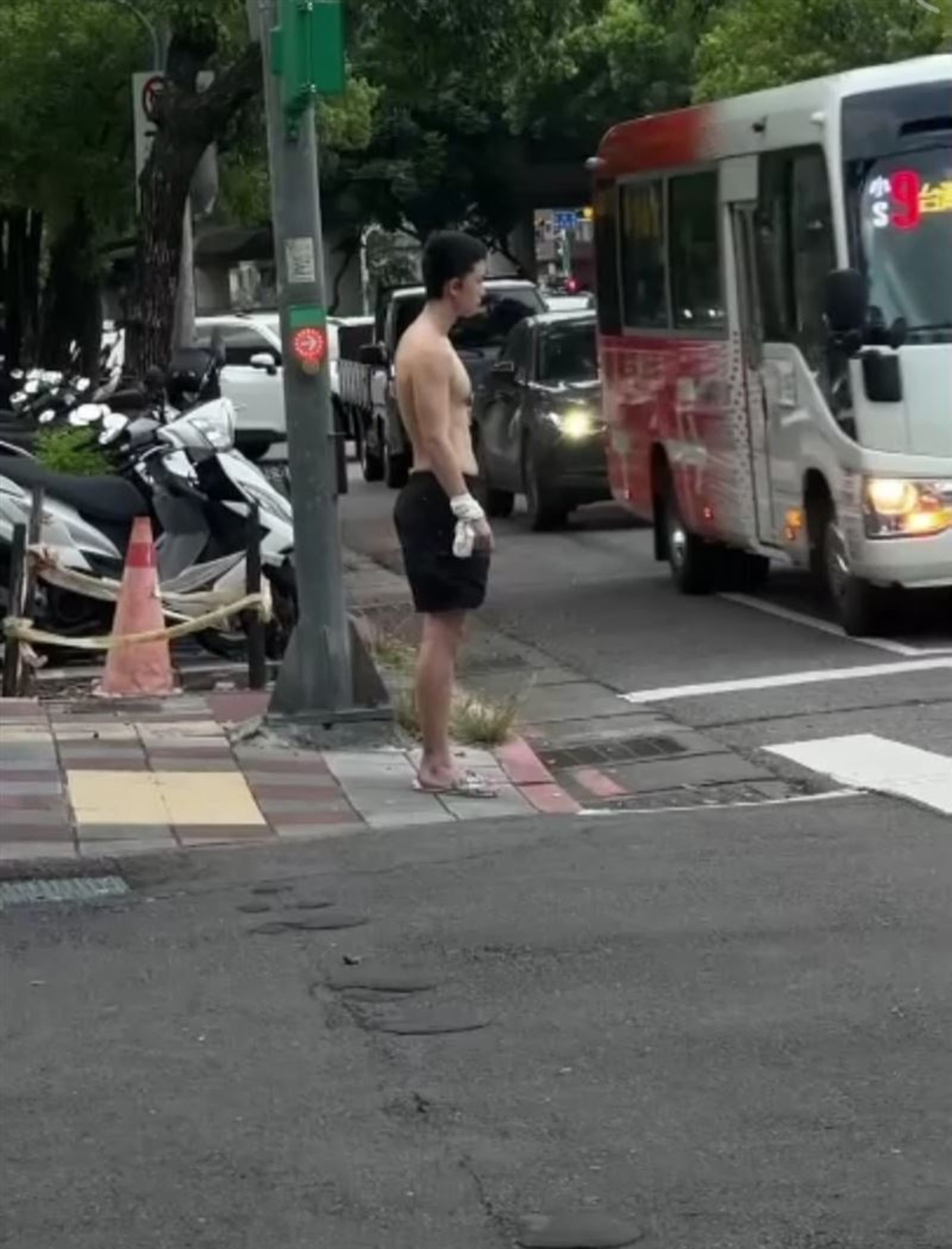 孫安佐光著上身，站在路邊。翻攝網路