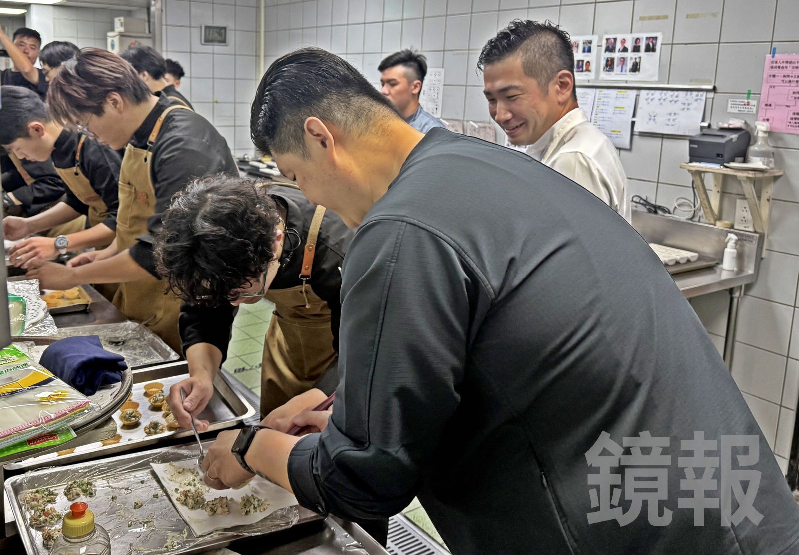米其林三星主廚林恬耀(前者)、二星主廚田原諒悟(後者)親自指導弘光科大學生。弘光科大提供
