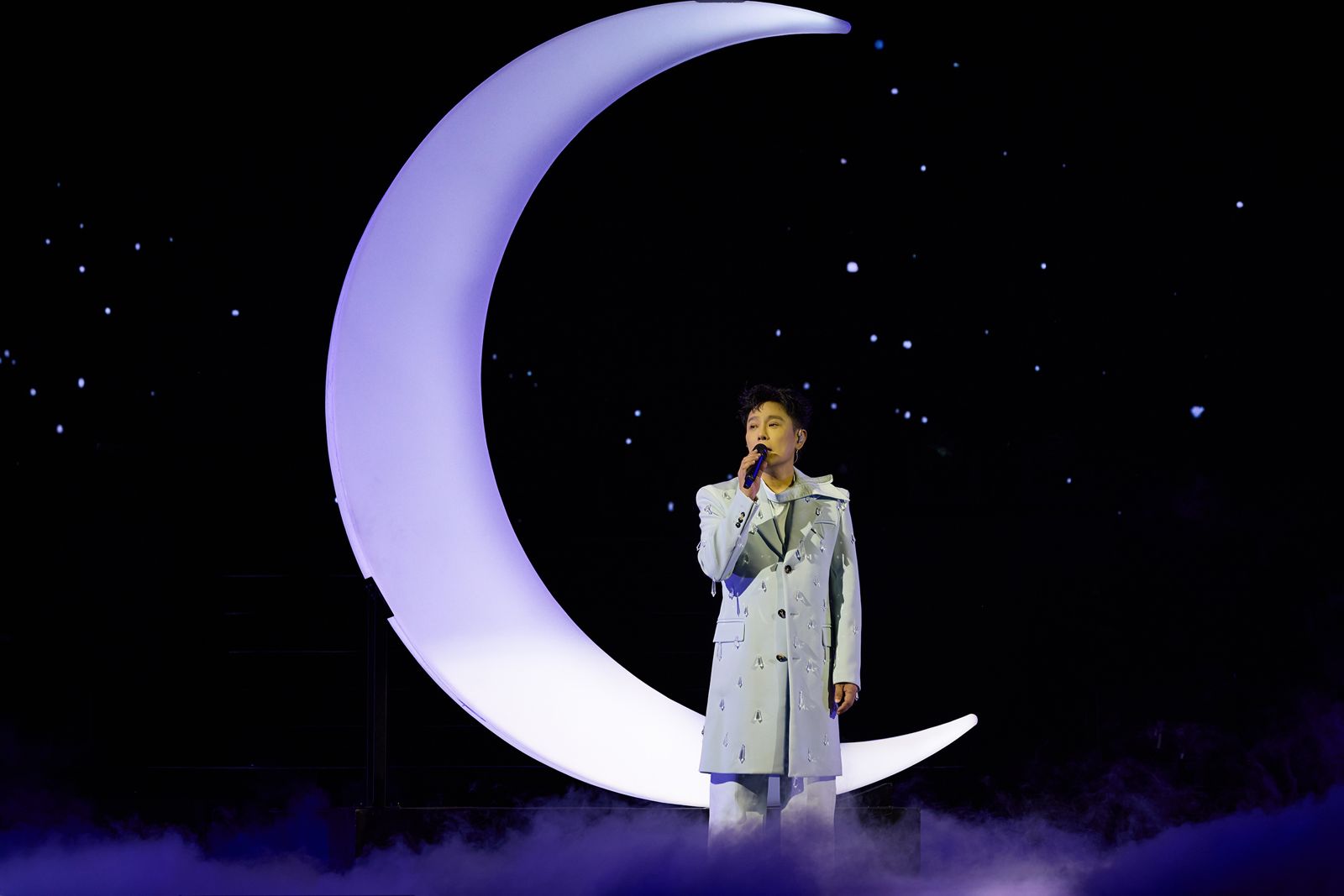 張信哲「走路上班」萬人搶看！金獎歌后也來了　抗癌成功到場朝聖