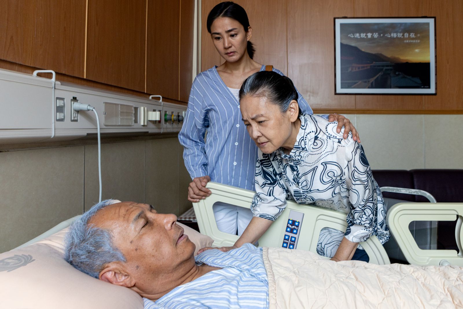 劇組人員疑中邪倒地亂吼　鐵齒艾偉見手印照改口了