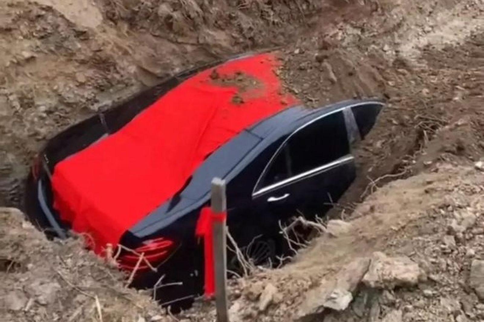 為了保佑發財！子孫埋真賓士S450給祖先　違反環境保護等4法
