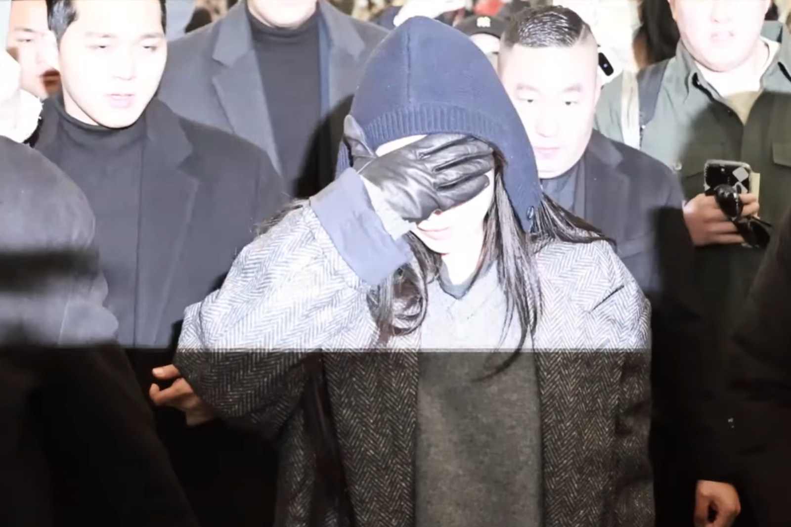 Jennie被閃光燈閃到用手遮住眼睛。翻攝YT@starplus6182