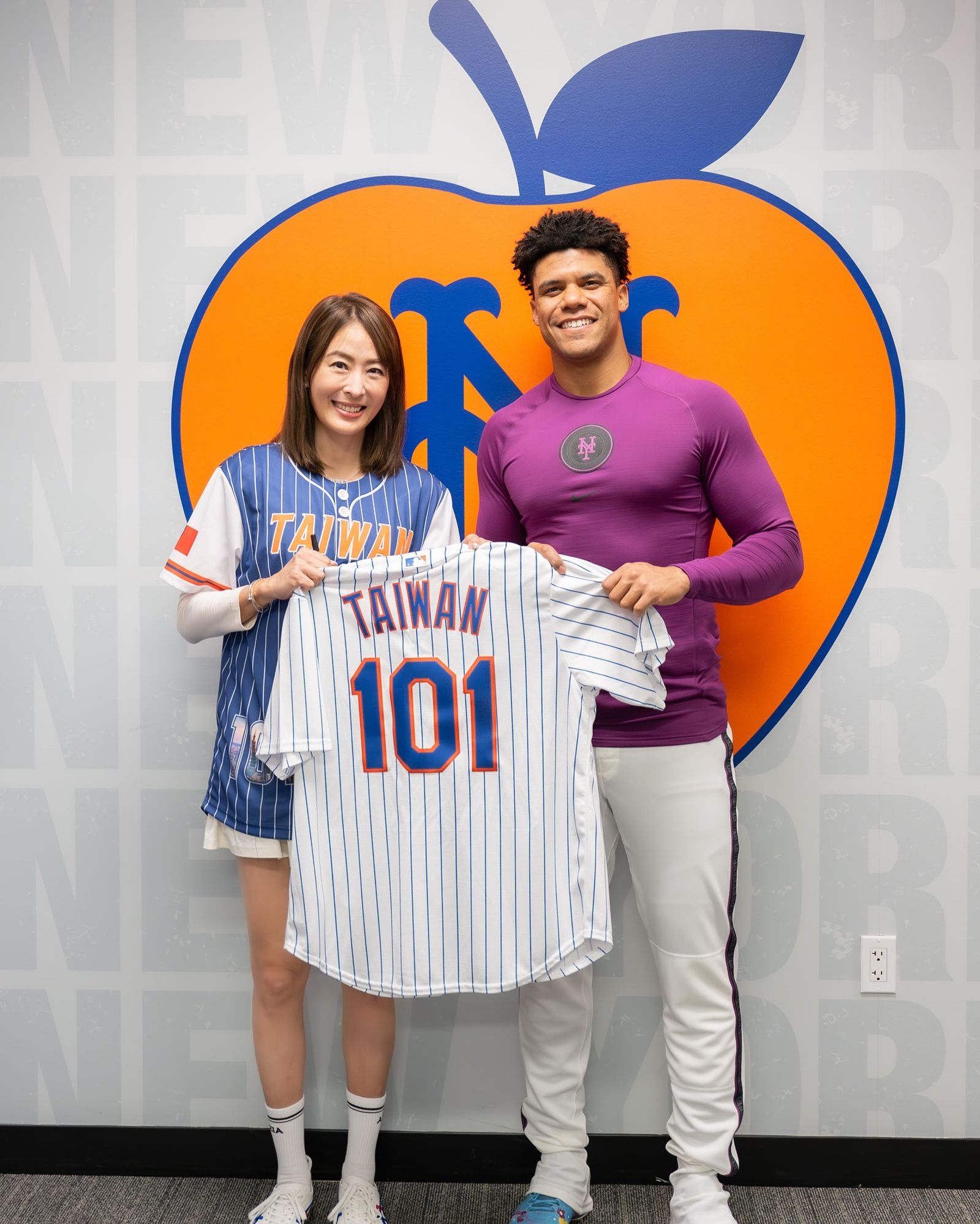 賈永婕分享特製球衣。翻攝賈永婕的跑跳人生臉書