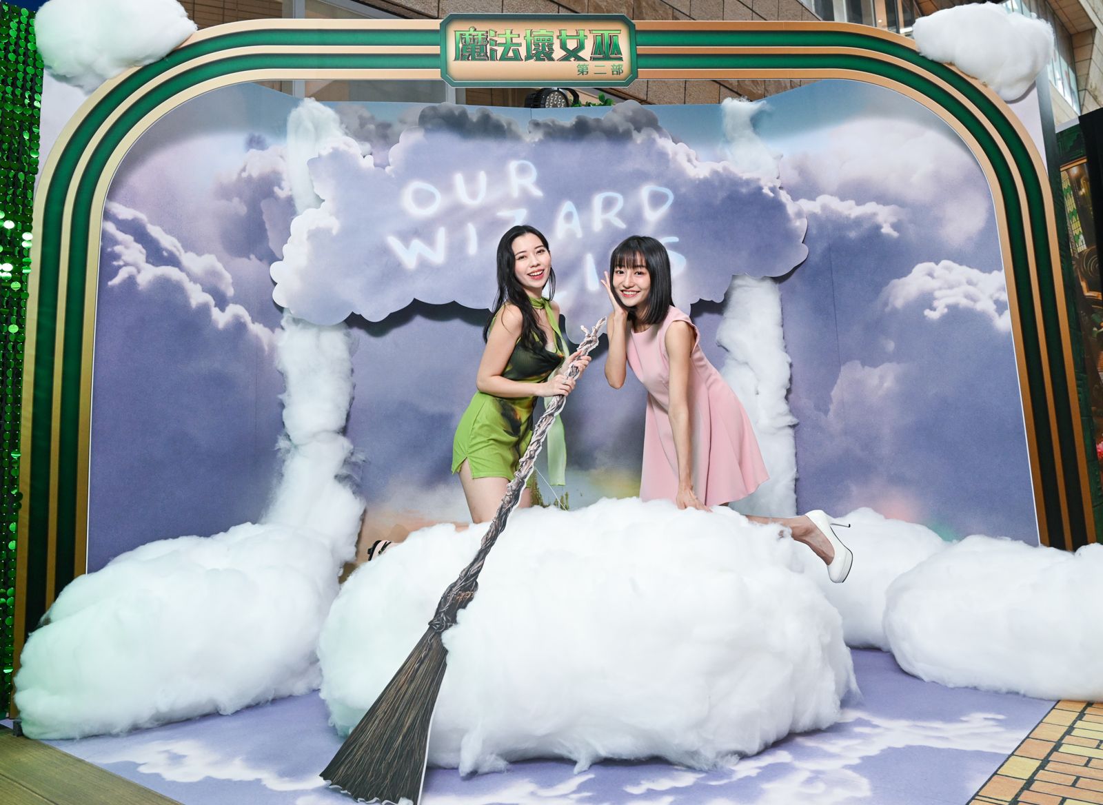 《魔法壞女巫：第二部》在美麗華大直1F海景大道打造期間限定「電影主題裝置區」。UIP提供