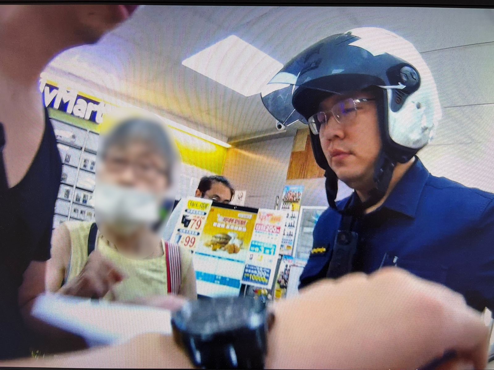 「捷運婆婆」才被踢飛又大鬧超商遭逮！查出是「竊盜通緝犯」要坐牢了