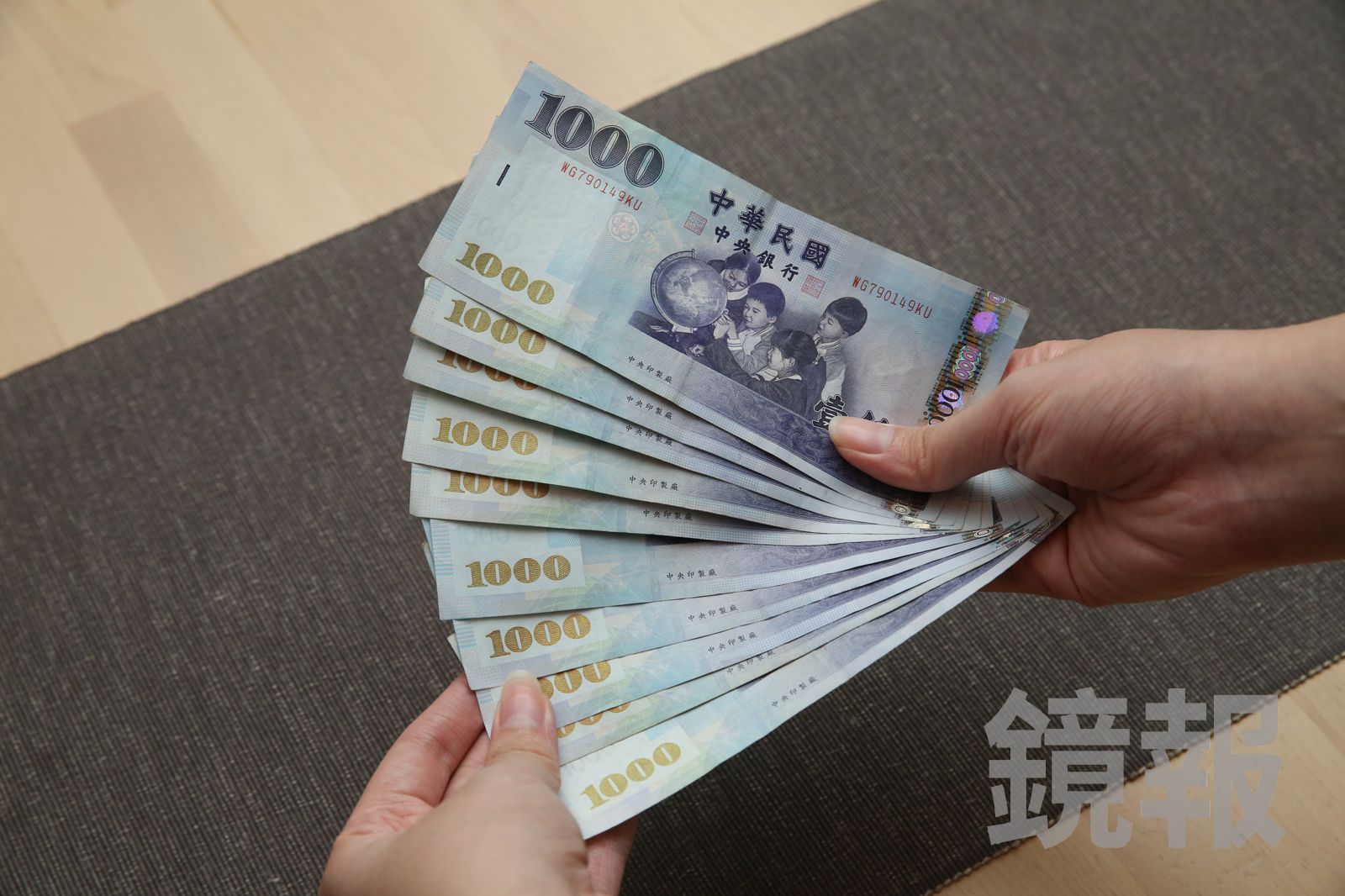 「誰還沒吃飯」?補習班老師沿路發千鈔 學生爽歪