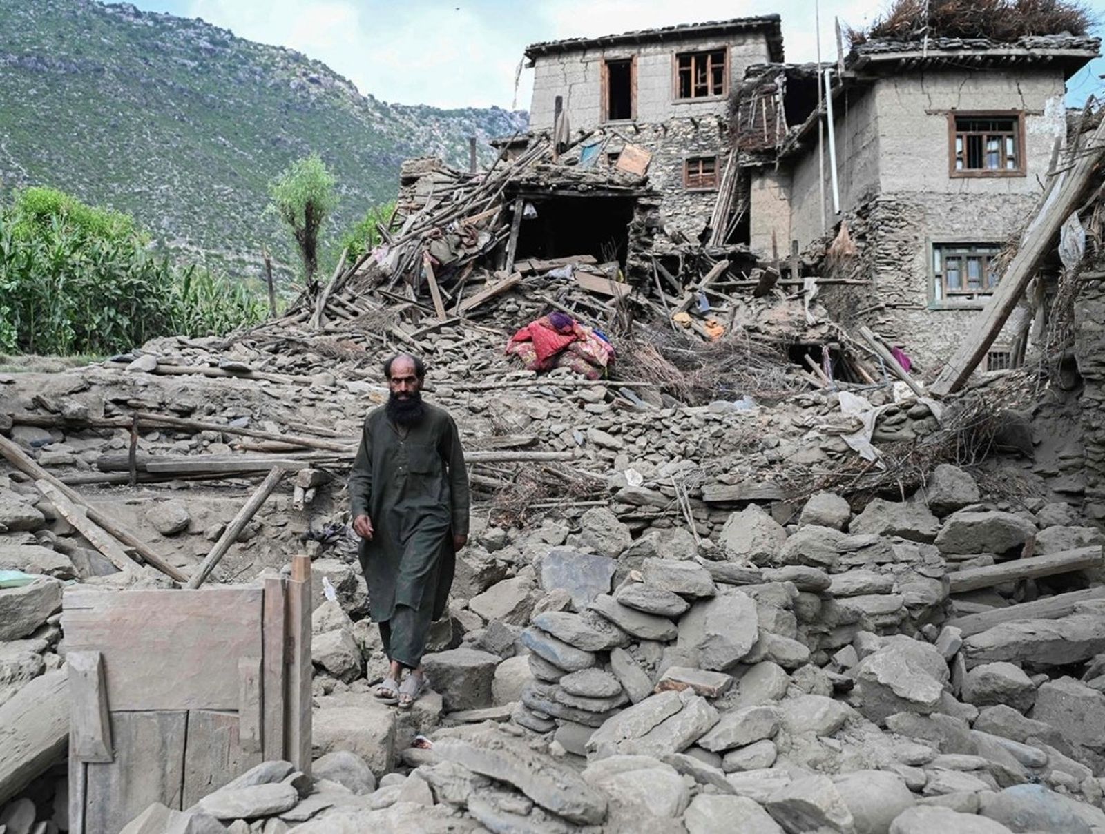 許多當地民眾在救援到來時主動翻開瓦礫參與救援。圖／翻攝自X