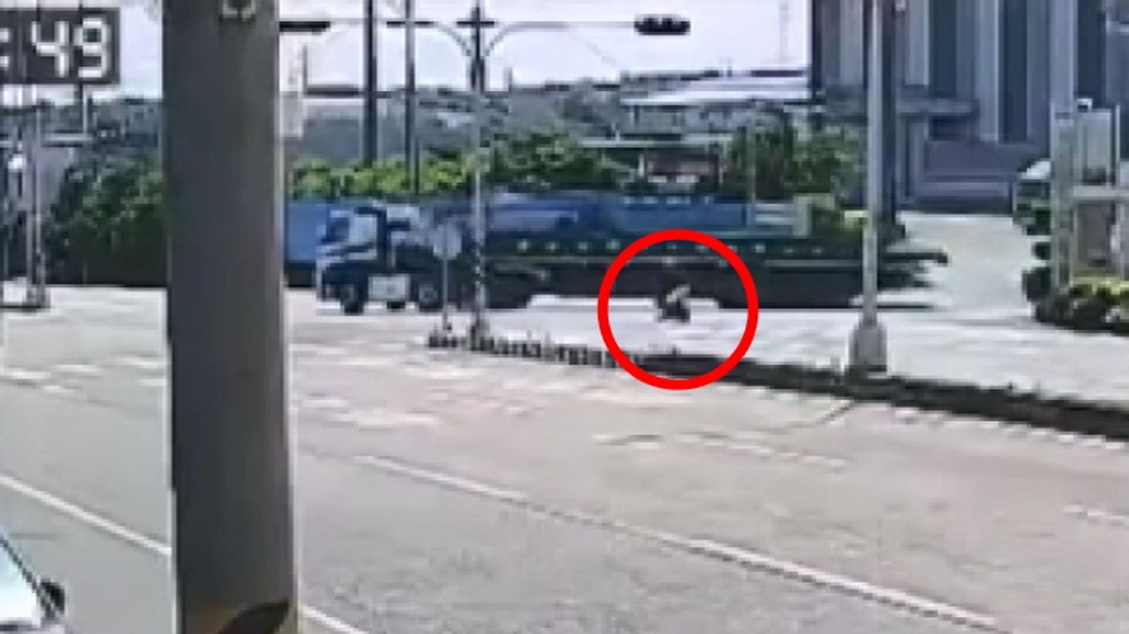 機車(紅圈處)直行撞上轉彎的曳引車。民眾提供