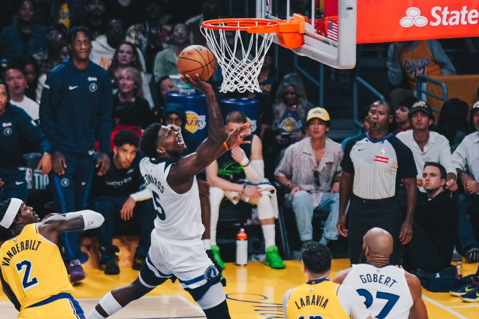 灰狼Edwards右腿筋緊繃 主場開幕戰僅打3分鐘傷退