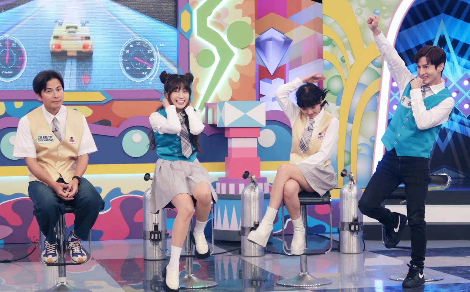 孫協志(左起)、陳伊、徐凱希、阿本。孫協志遊戲黑洞卡關。華視提供