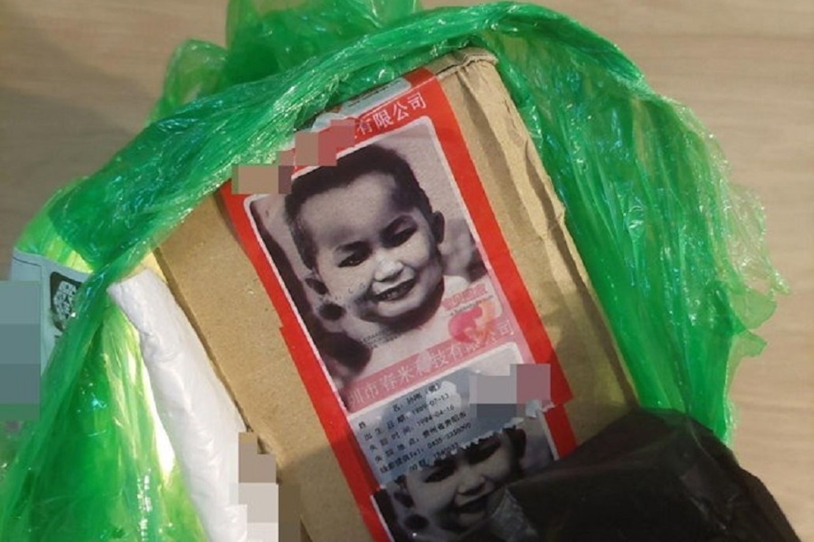 女收拚多多包裹 外包裝竟是超大靈異照!嚇人真相有洋蔥