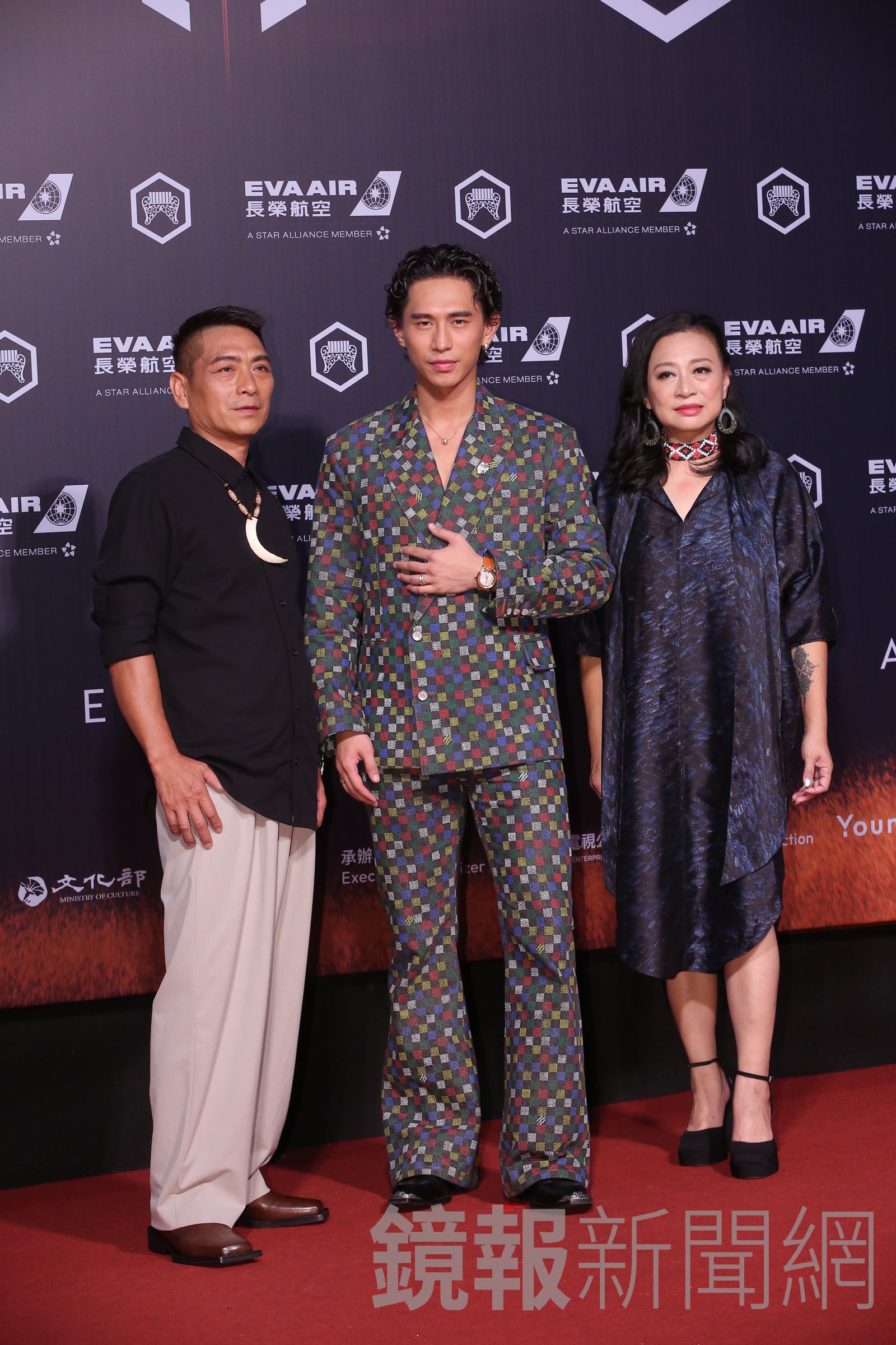 柏霖和爸爸媽媽一起踏上紅毯。攝影組拍攝