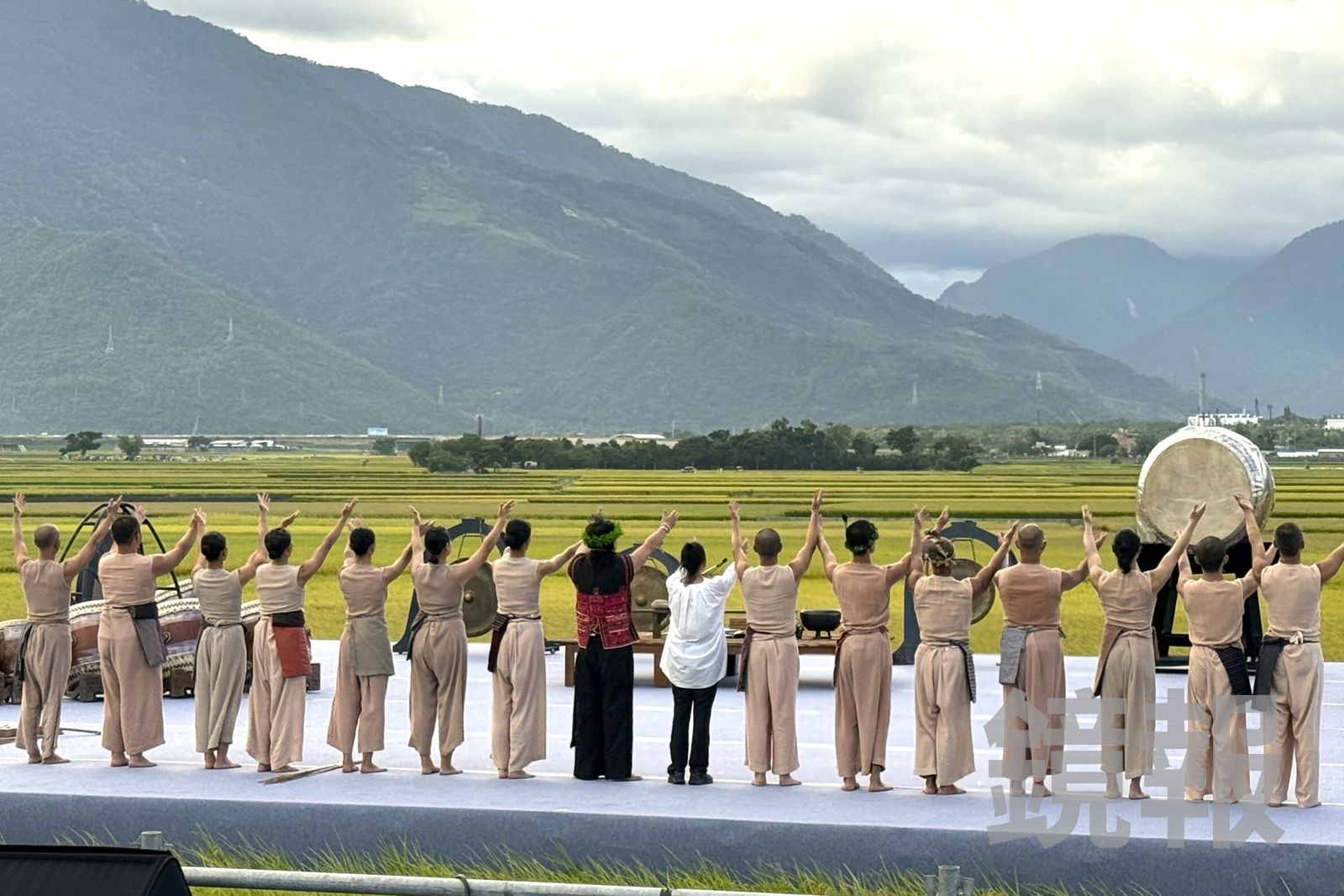 池上秋收《我回來了》演出最後，所有表演者一起轉身向背後的中央山脈致感謝之意。田瑜萍攝