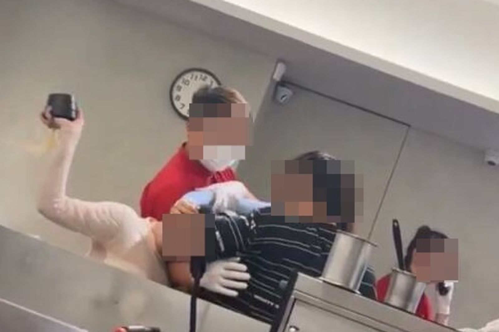 北市東區壽司店變戰場!2女為「講電話太大聲」互扯髮潑熱湯 男客無辜客也遭殃